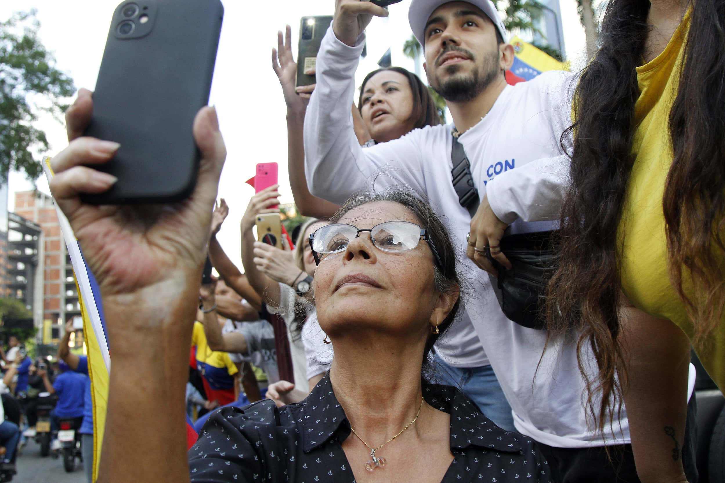 personas, teléfonos, hombres, mujeres, caravana, oposición, marcha, 4 de julio