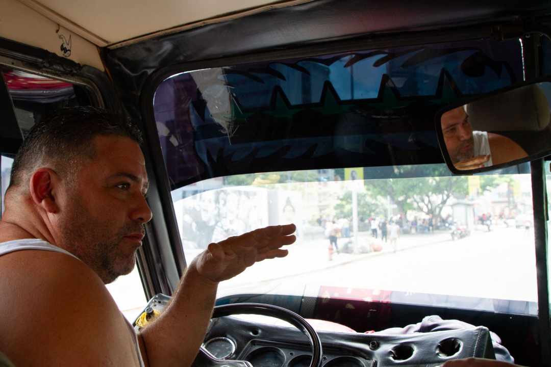 Jhonny Ramírez, conductor de la ruta Caricuao- La Hoyada, encuesta sobre las elecciones