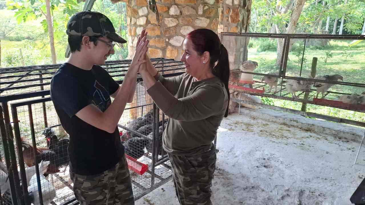 Finca en Bolívar sirve como aula universitaria por sus avances en genética avícola