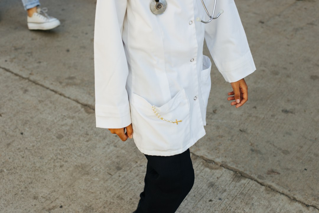 Deyber con la indumentaria de José Gregorio Hernández