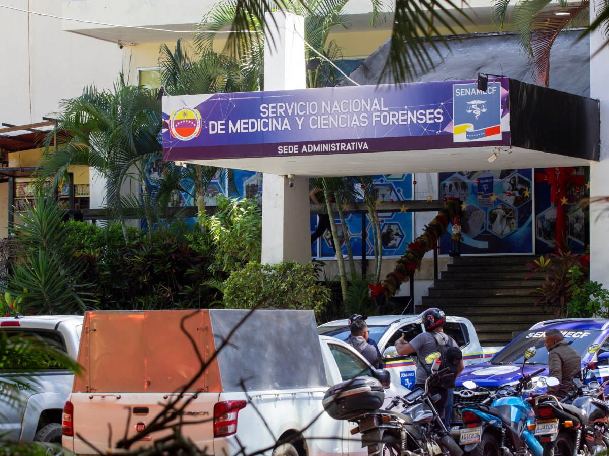 Familiares de las víctimas de los sismos denuncian retrasos y desorganización en la morgue de Caracas