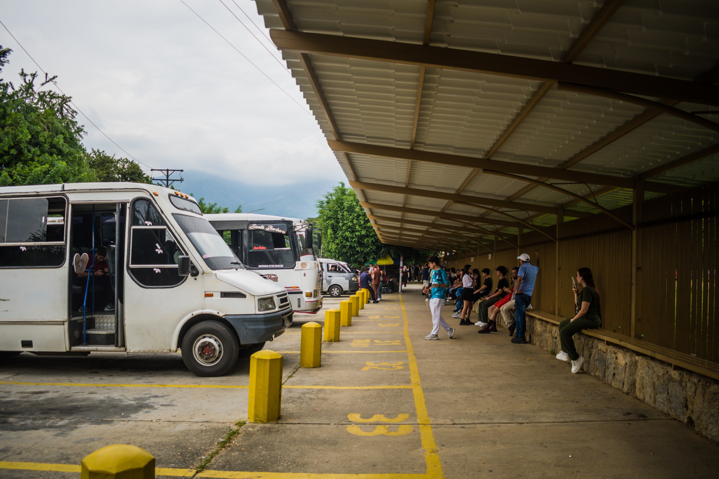 Usuarios y chóferes se enfrentan por aumento de 100% de pasaje en Los Valles del Tuy