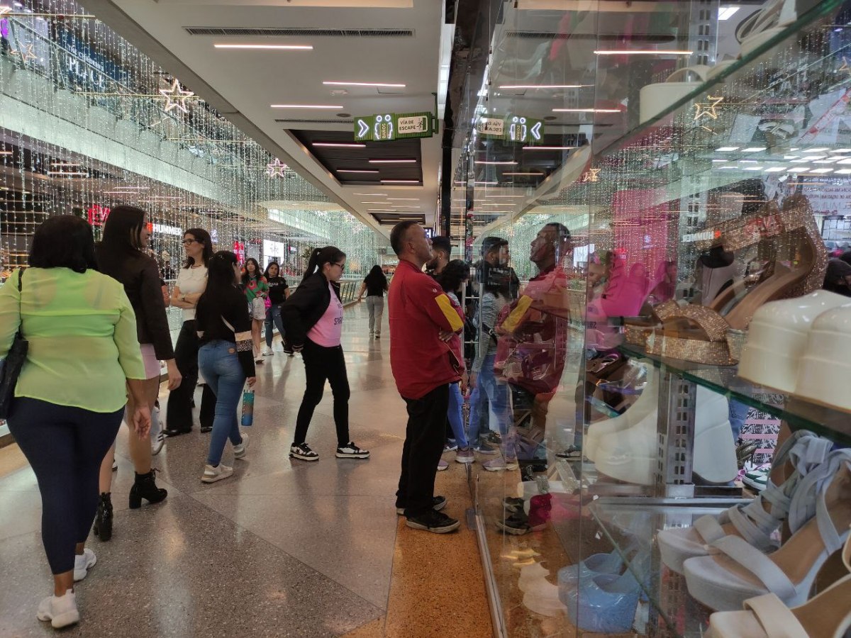 Economistas prevén que crecimiento de 9,6 % impulsará salarios y consumo familiar