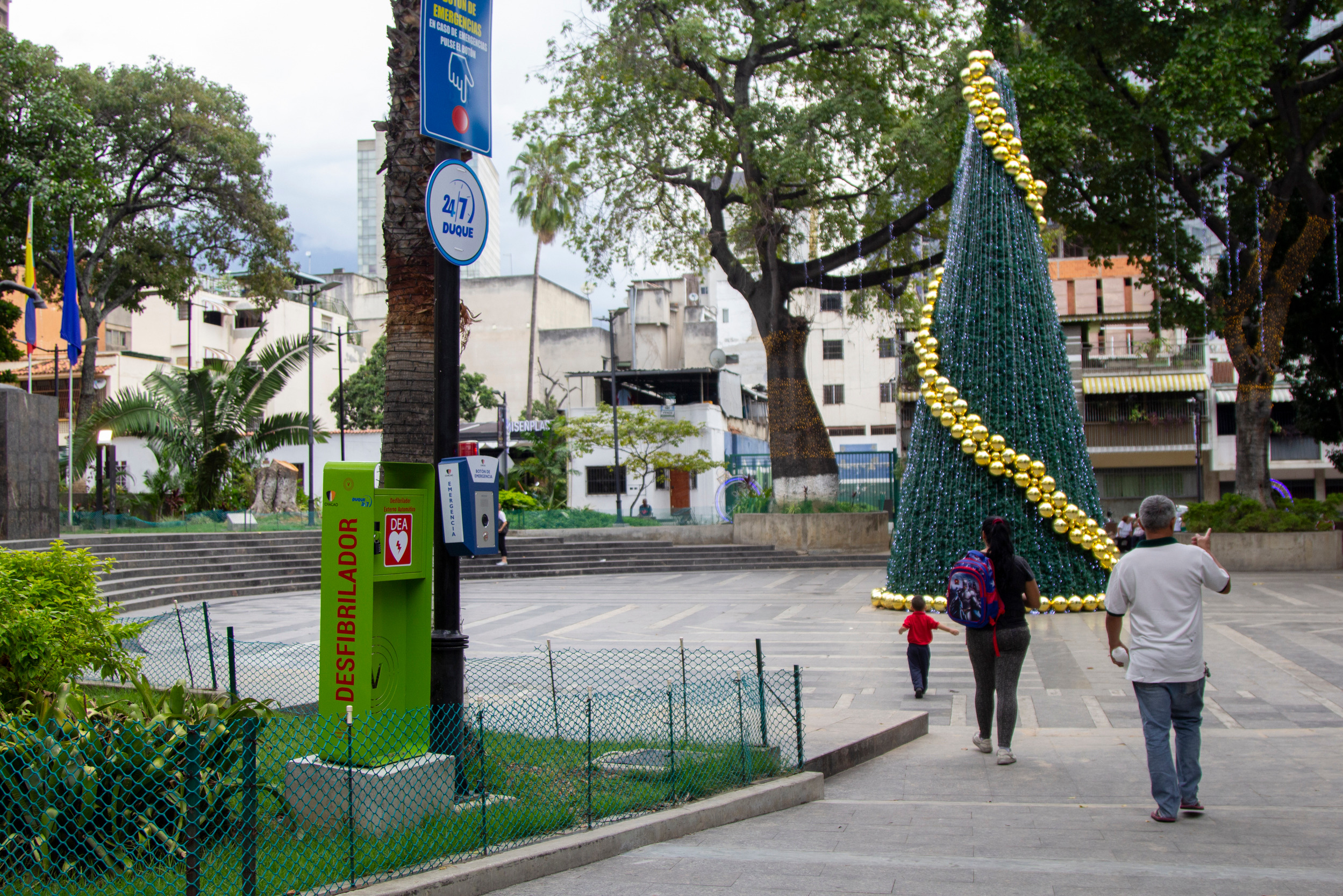 Instalación de desfibriladores en espacios públicos y un proyecto de ley buscan reducir las muertes por paros cardíacos 