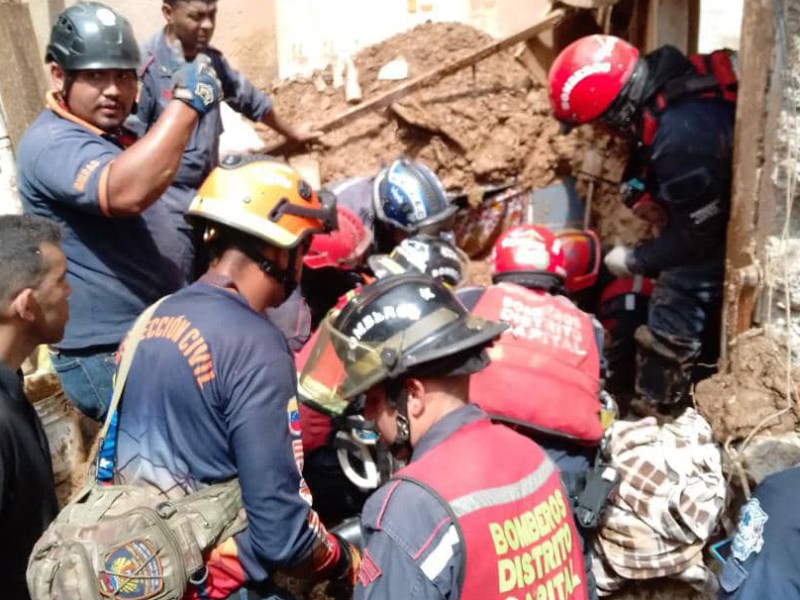 Voluntarios asisten a personas con discapacidad auditiva afectadas por el doble terremoto