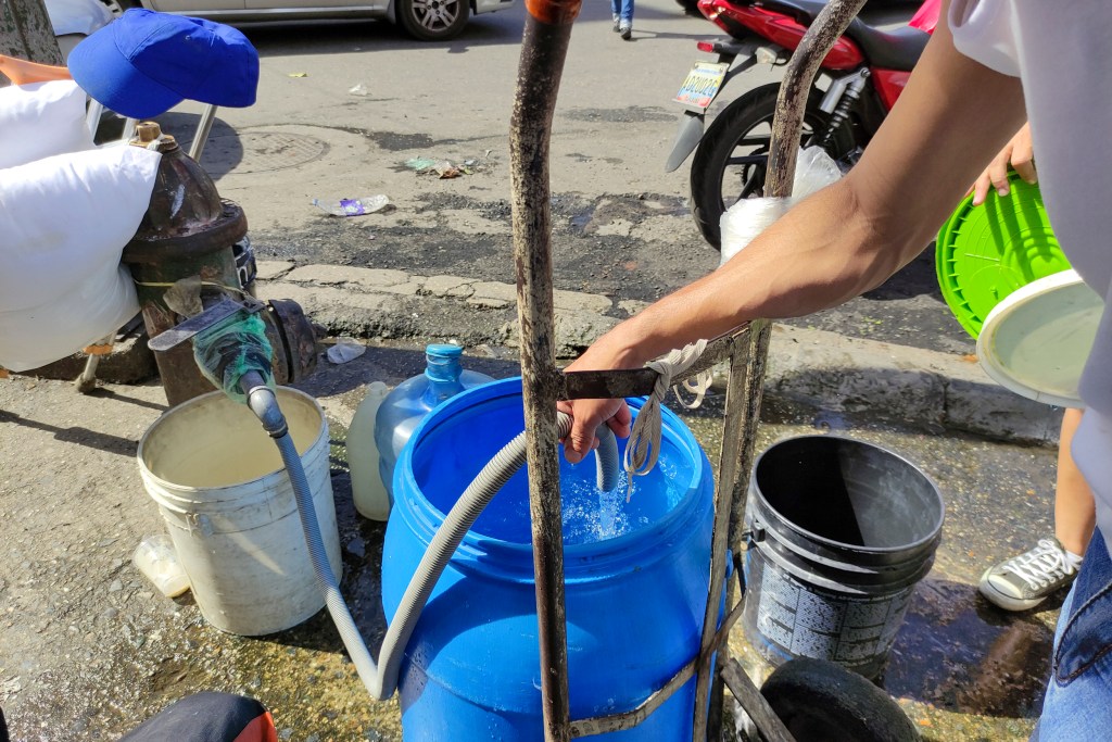 En El Junquito claman soluciones reales tras cumplir tres meses sin sumunistro de agua