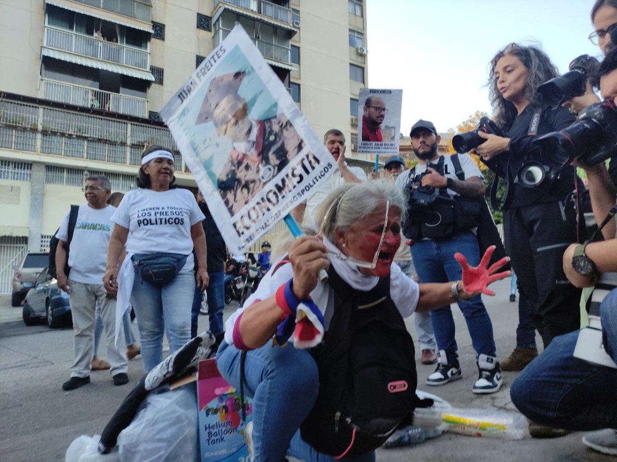 EN FOTOS | Familiares de presos políticos elevaron globos al cielo con peticiones frente a El Helicoide