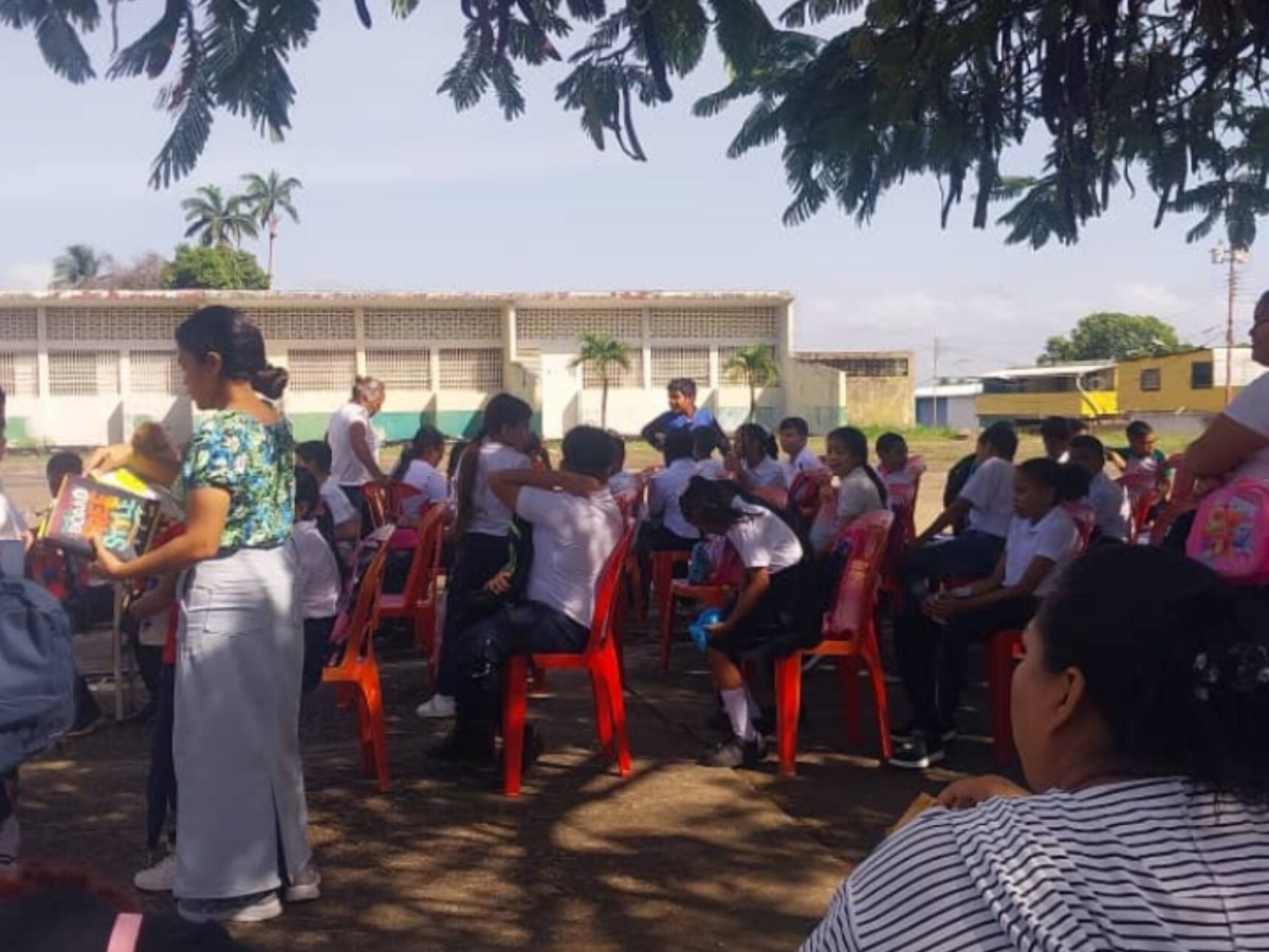 Niños reciben clases debajo de un árbol por paralización de impermeabilización en escuela