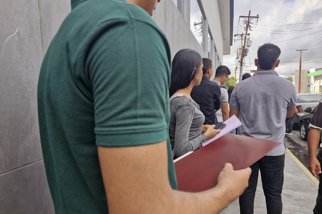Jóvenes venezolanos buscan empleo con desesperación para sortear crisis económica