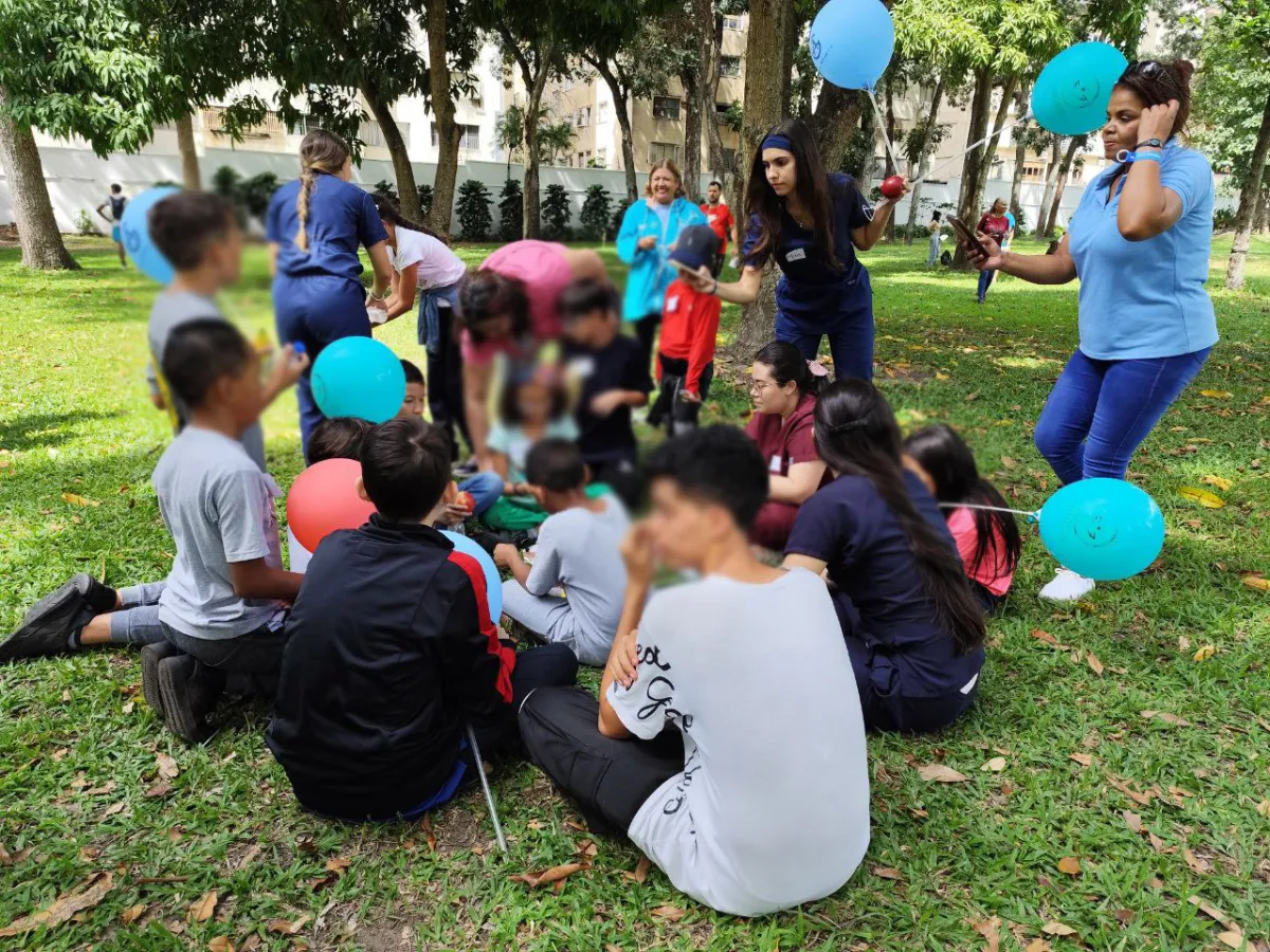 “No sé si hago lo correcto”: padres enfrentan el dilema de explicarles la crisis política a sus hijos