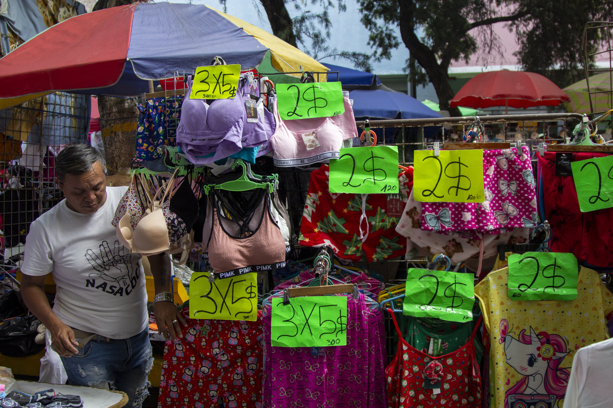 Buhoneros se apoderan de los espacios públicos amparados en la falta de controles