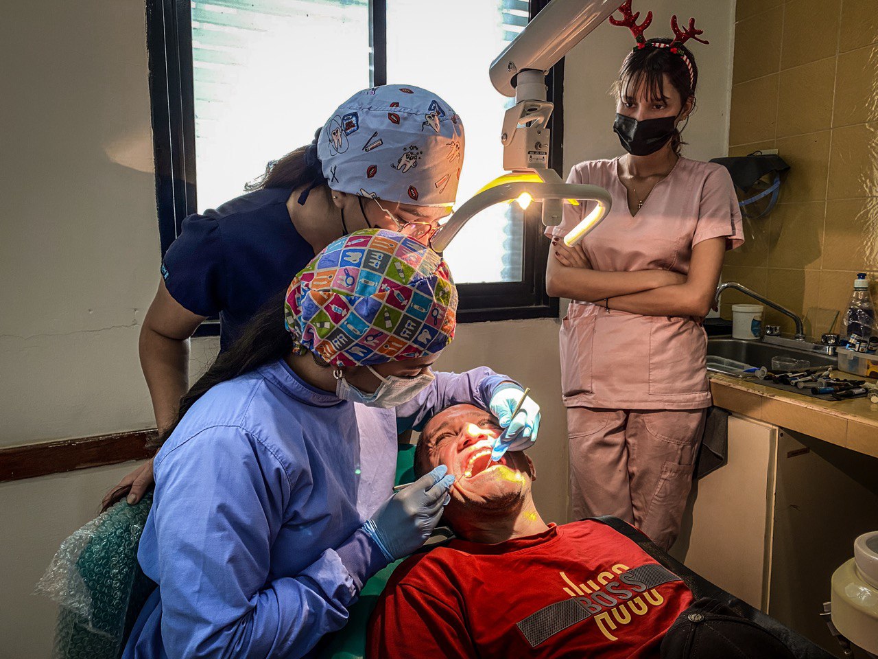 Hacerse una prótesis dental es un lujo de alto costo para adultos mayores