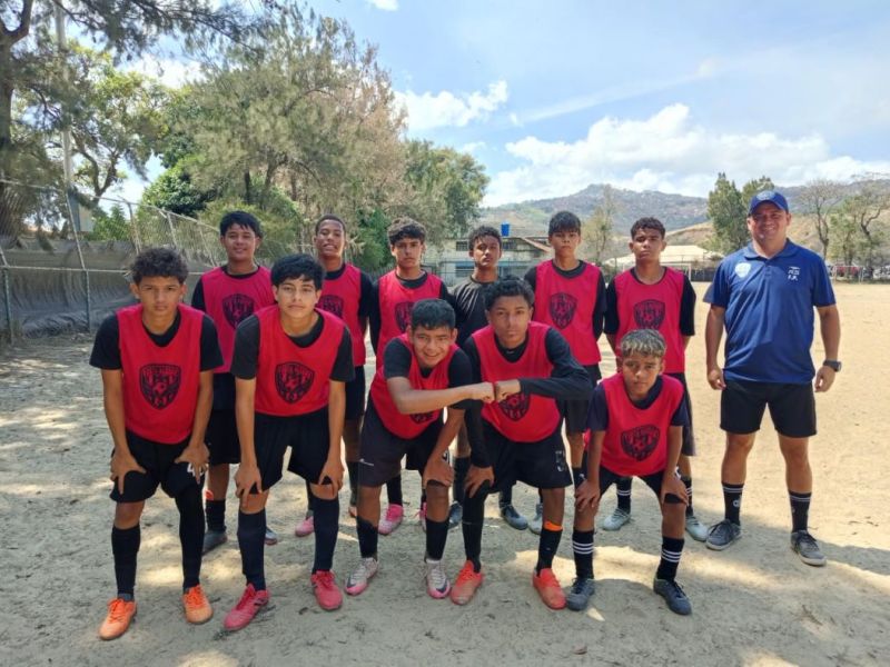Escuela de fútbol Vista Alegre aprende de la experiencia de Francisco Parra en la cancha