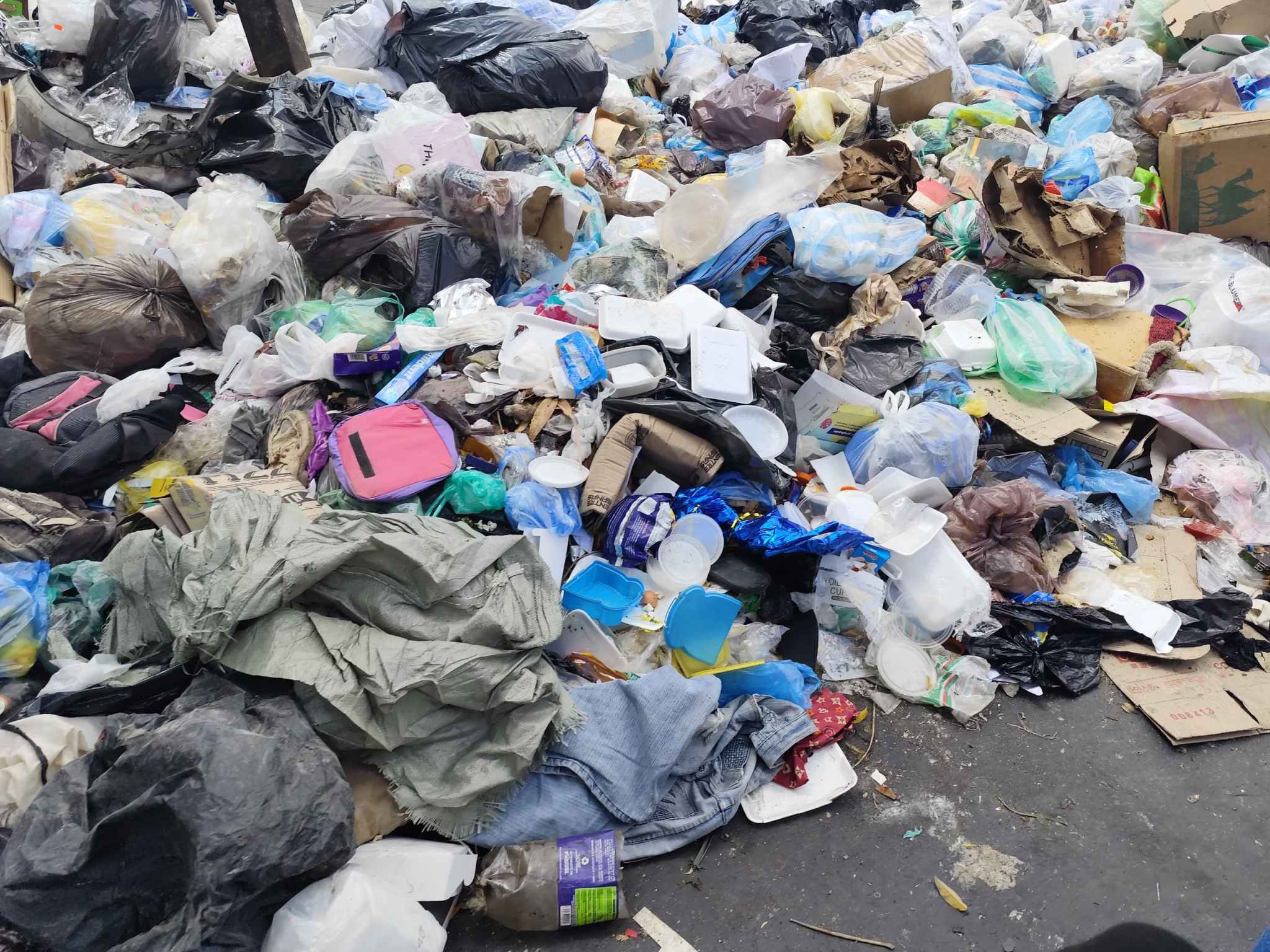 Quema de basura en El Junquito expone a vecinos a humo tóxico