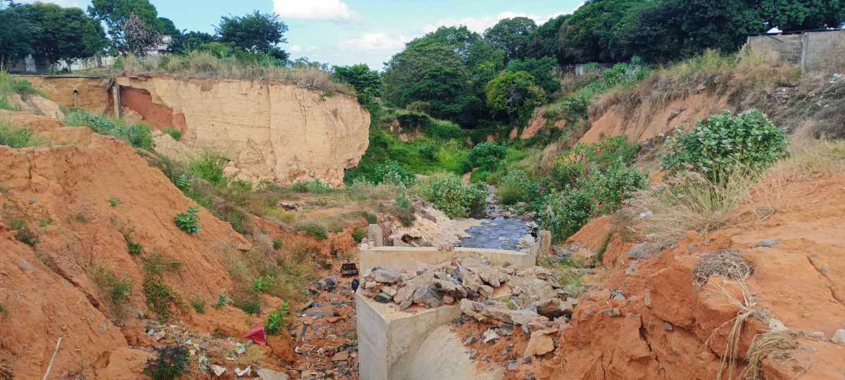 Gobierno abandona reparación de cárcava con decenas de familias en riesgo