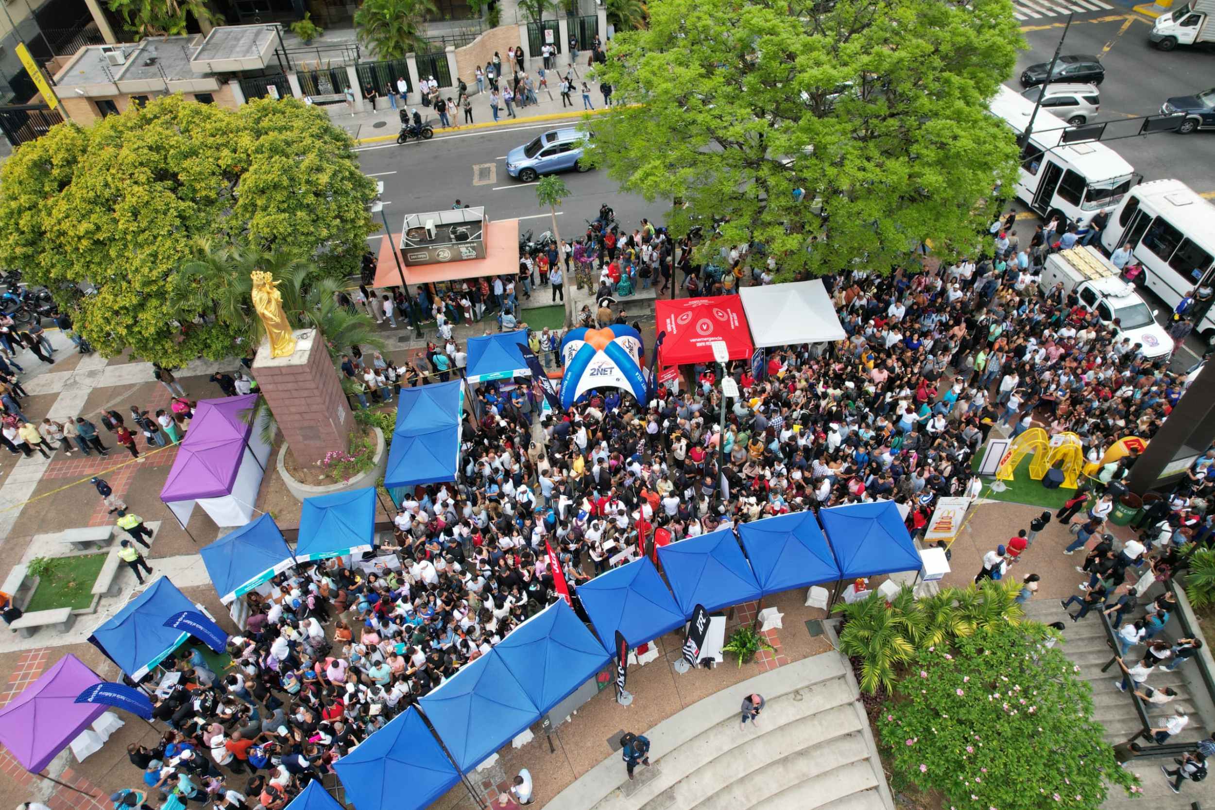 Jóvenes venezolanos buscan empleo con desesperación para sortear crisis económica