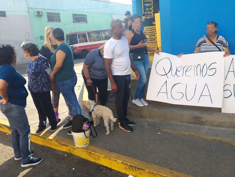 Vecinos de El Junquito enfrentan tres meses sin agua con ingenio y ...
