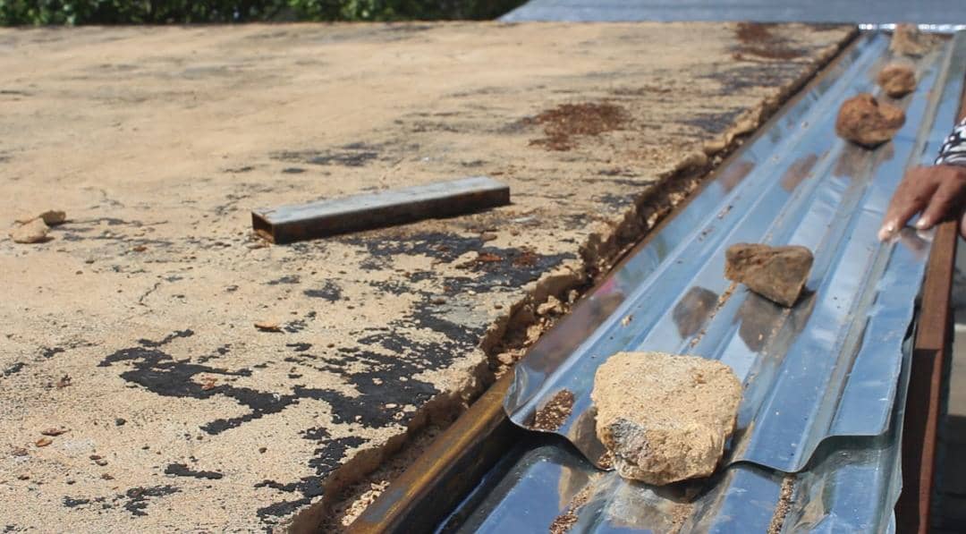 Padres advierten peligro por reparación superficial en techo de una escuela en Bolívar 