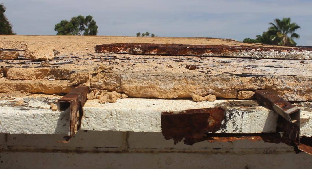 Padres advierten peligro por reparación superficial en techo de una escuela en Bolívar 