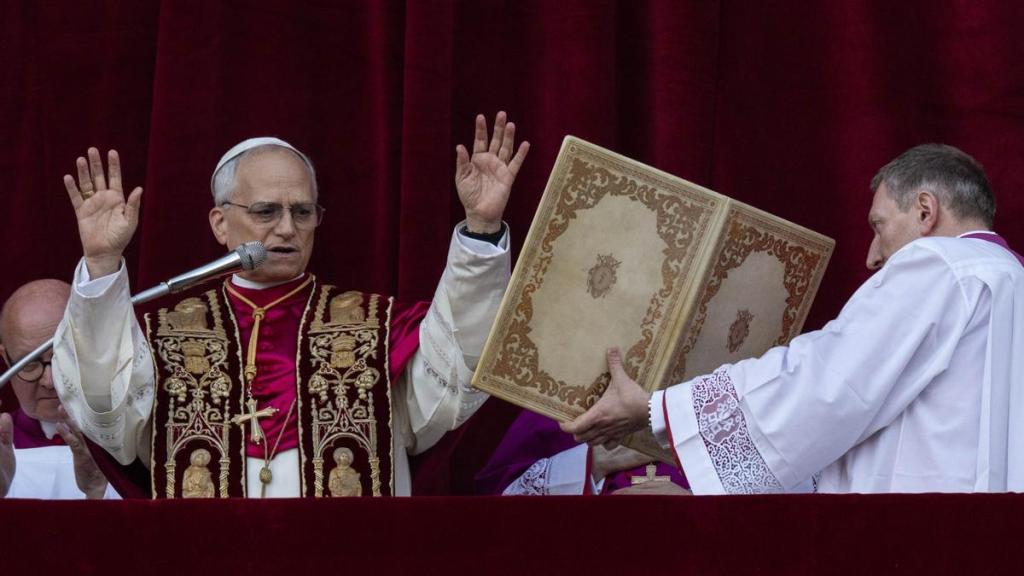 Papa León XIV llama a construir puentes de paz en su primer discurso