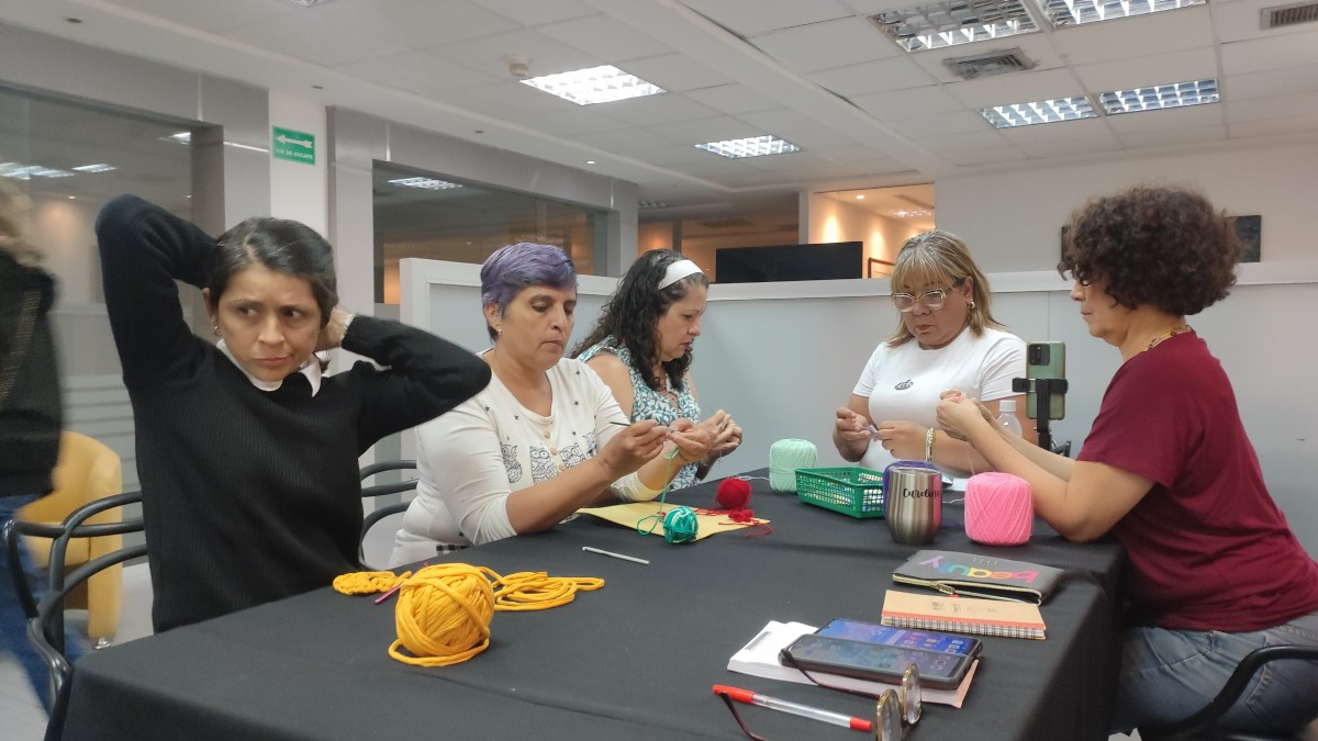 Comunidad de sordociegos derriba barreras para tejer un mensaje de inclusión y fe