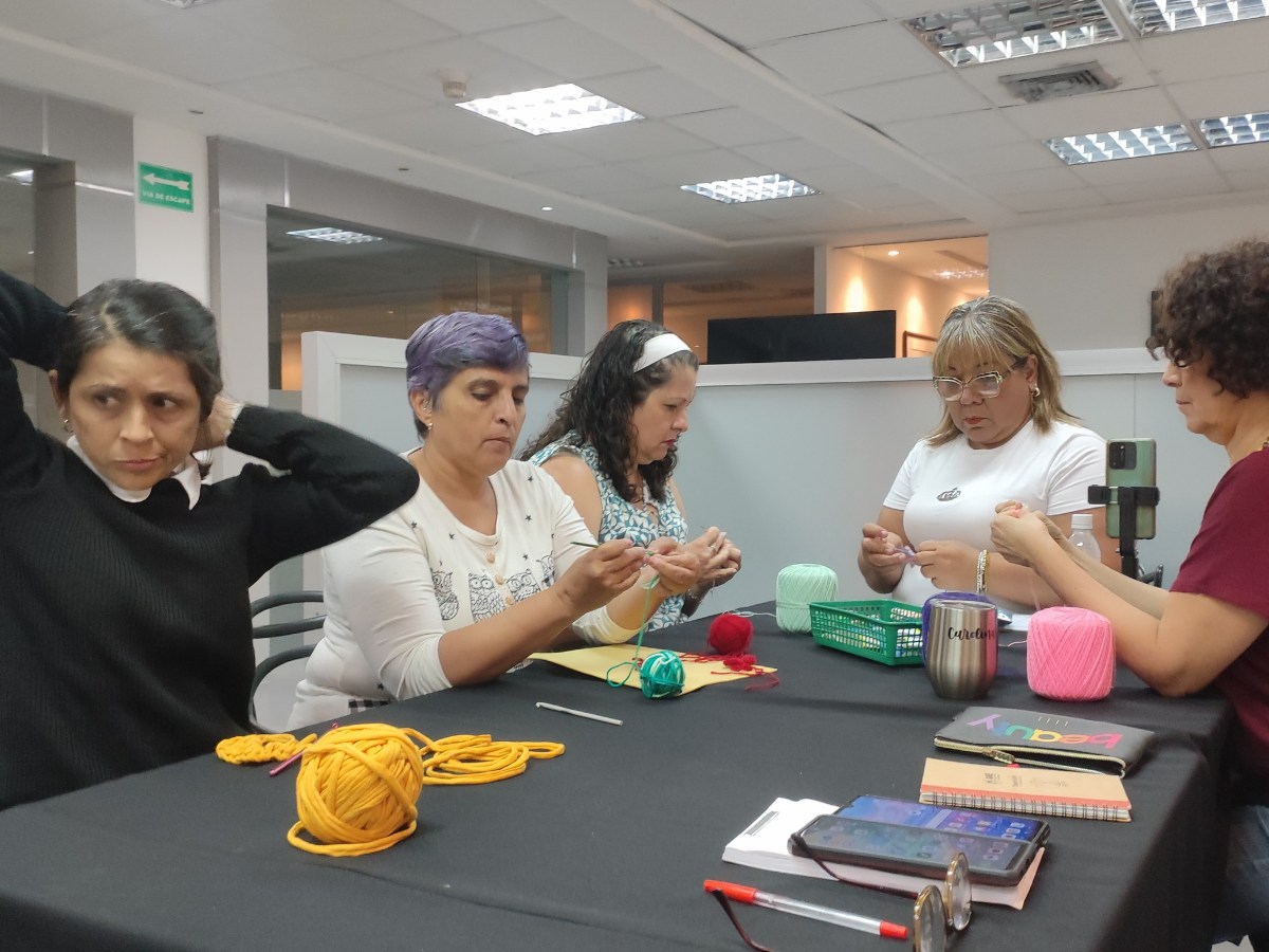 Comunidad de sordociegos derriba barreras para tejer un mensaje de inclusión y fe