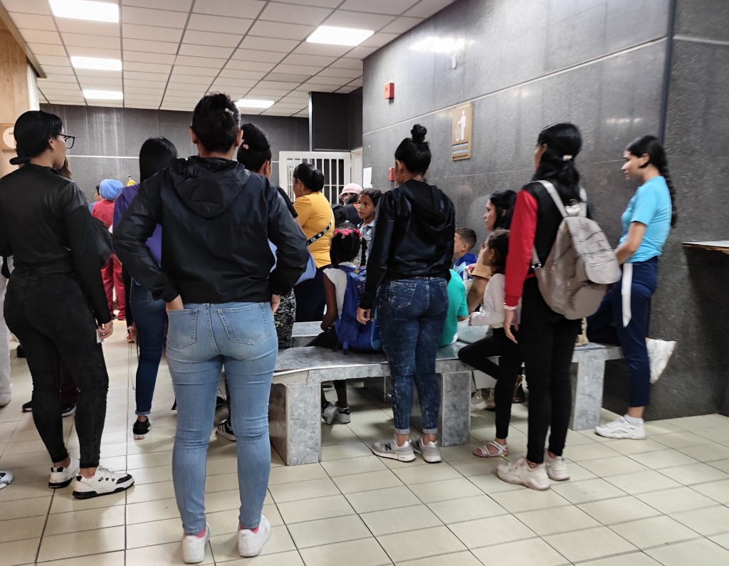 Hospitales de Caracas obligan a pacientes a “ruletear” por falta de suministros en emergencias