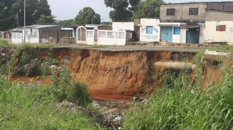 Cae tramo de cárcava en Ciudad Guayana tras fuertes lluvias
