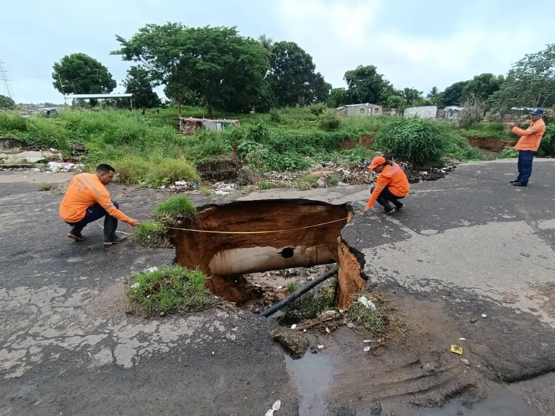 Deslizamientos y socavaciones colapsan vialidad en Guayana