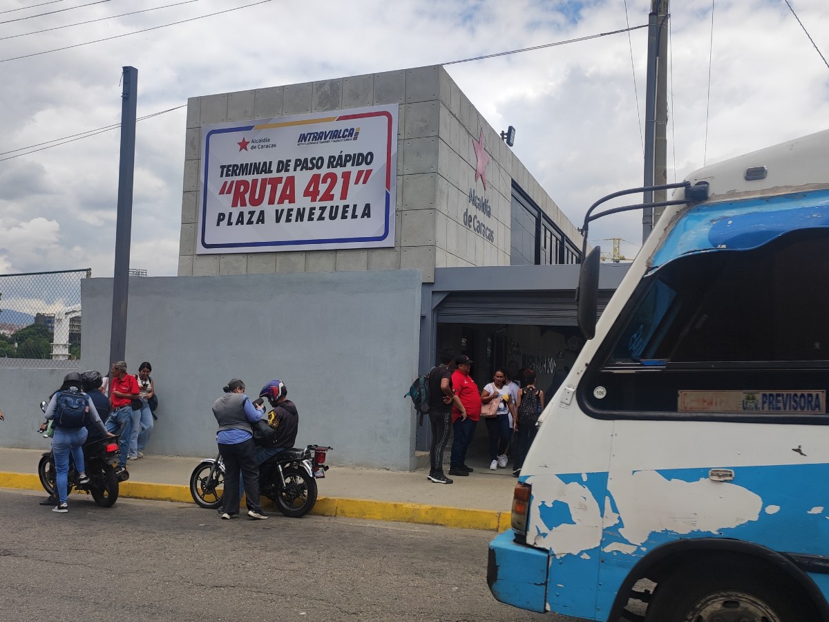Nuevo terminal de Plaza Venezuela: entre el caos y la promesa de una solución.