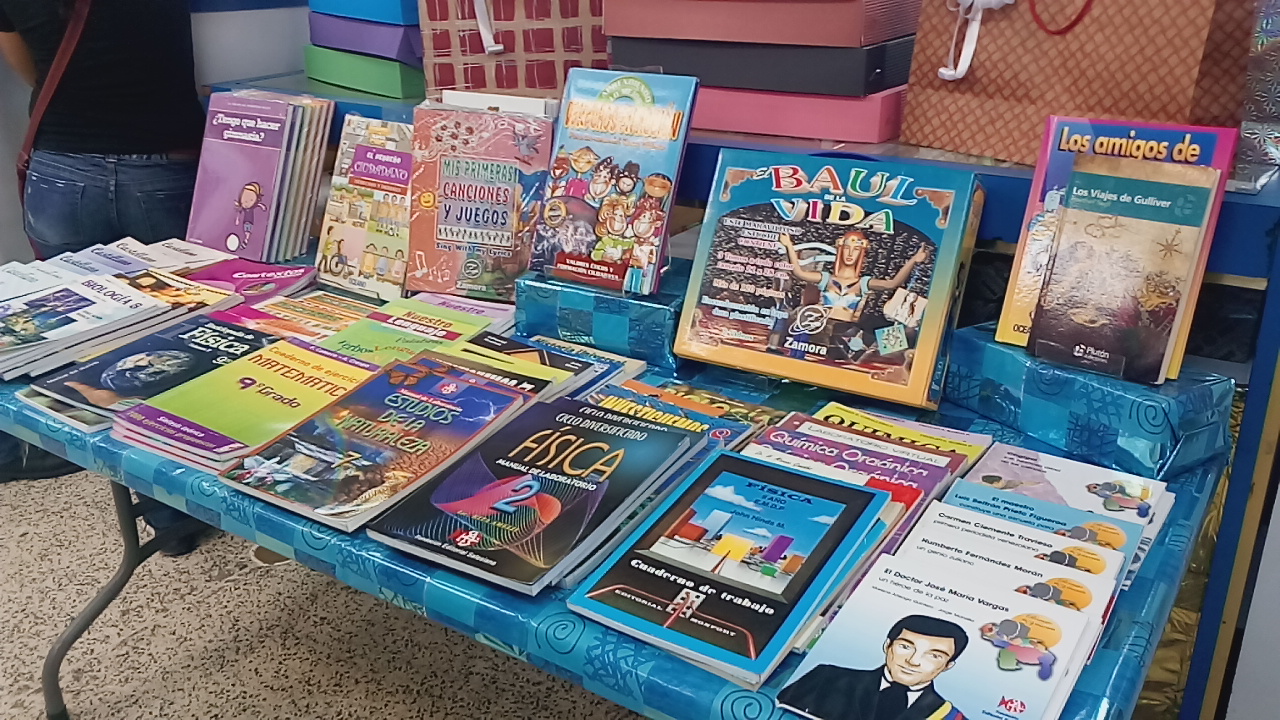 Donaciones, reúso y cacería de ofertas: padres se preparan para gastos escolares