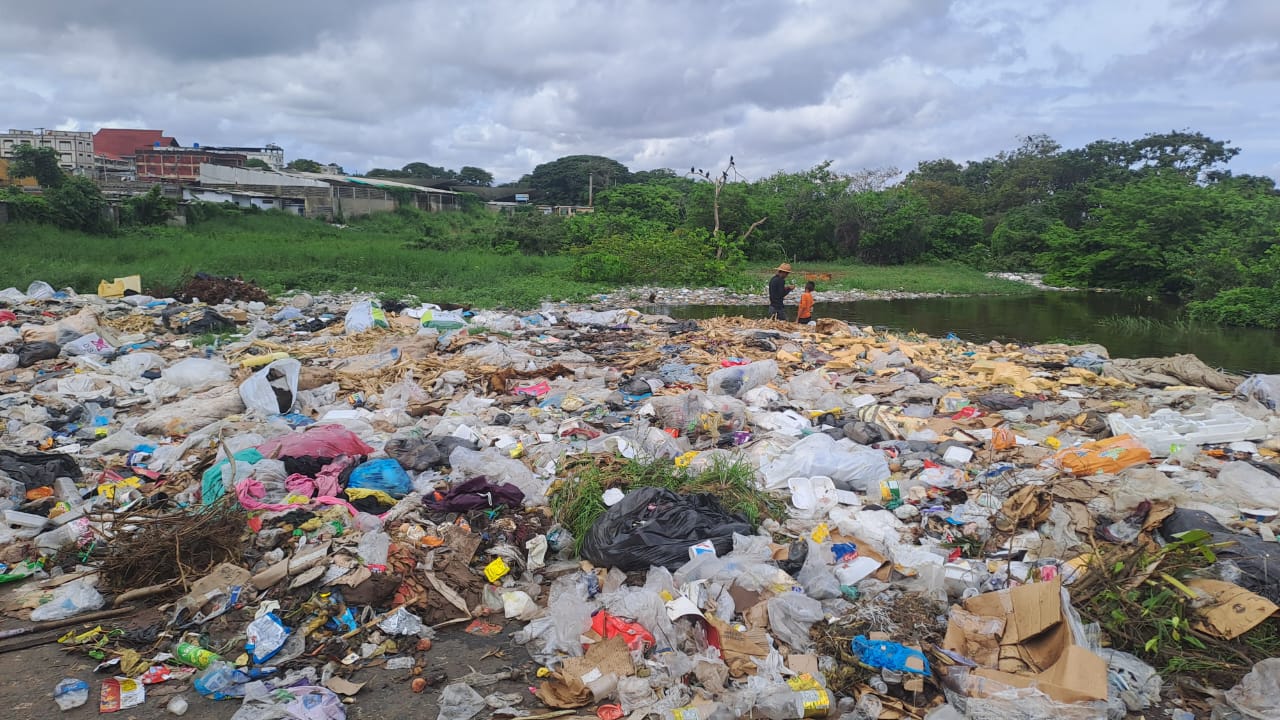 La insalubridad convive en el mercado municipal de San Félix