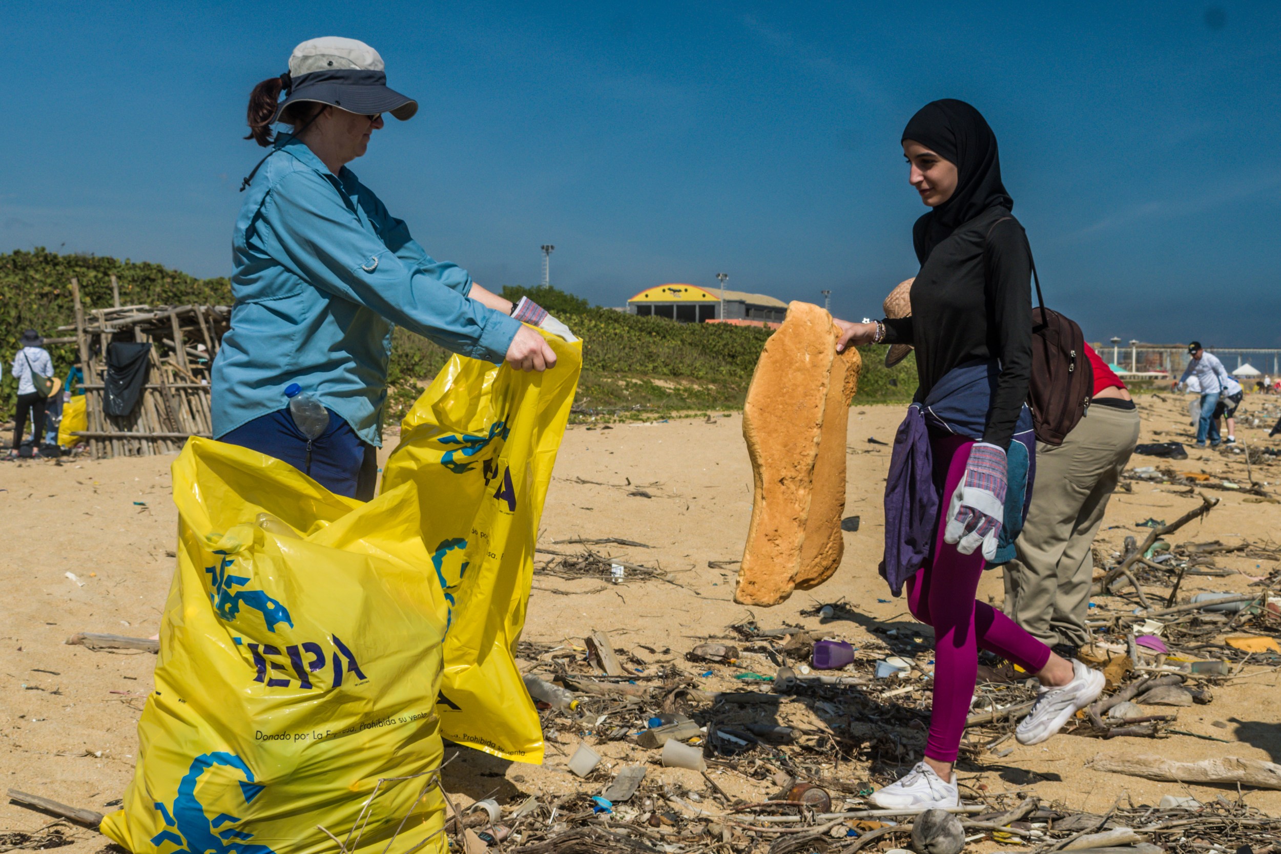 Voluntarios luchan contra olas de basura en las playas de Carabobo