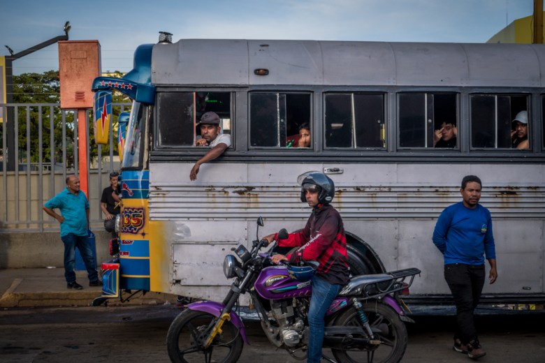 Usuarios y chóferes se enfrentan por aumento de pasaje en Los Valles del Tuy