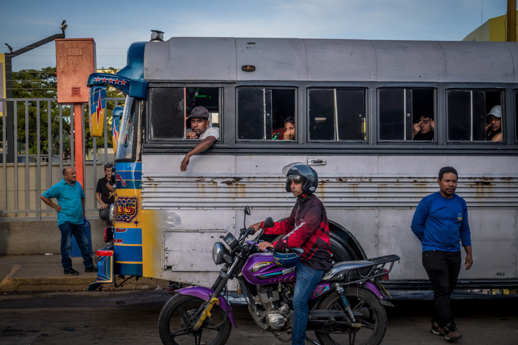 Usuarios y chóferes se enfrentan por aumento de pasaje en Los Valles del Tuy
