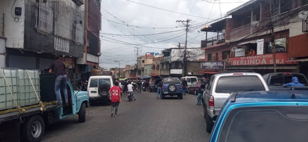 Vecinos de El Junquito enfrentan tres meses sin agua con ingenio y ...