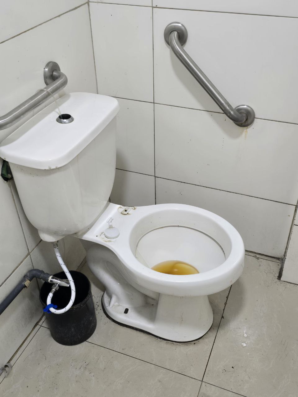 Hospital, agua, escasez, botellas 