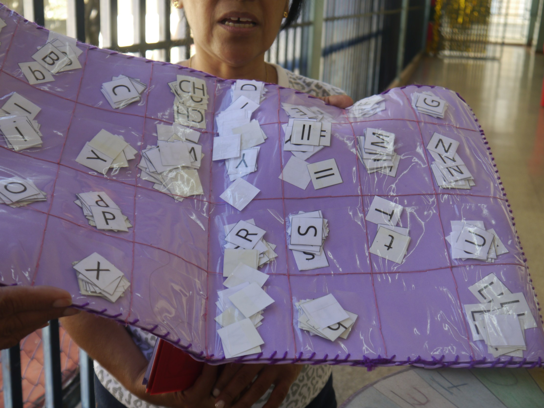 Componedor de palabras para aprender a leer. Escuela Agustín Zamora Quintana en San Martín, Caracas