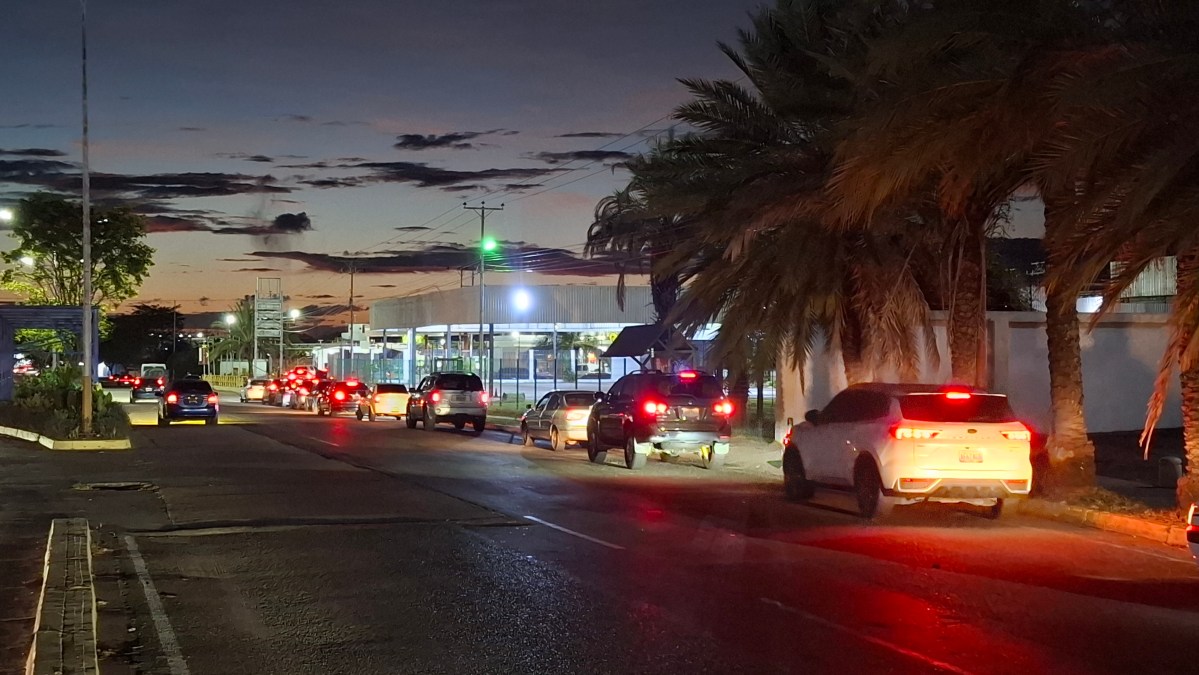 Atribuyen “nerviosismo” al repunte de colas por gasolina en Guayana