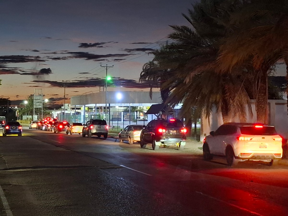 Atribuyen “nerviosismo” al repunte de colas por gasolina en Guayana