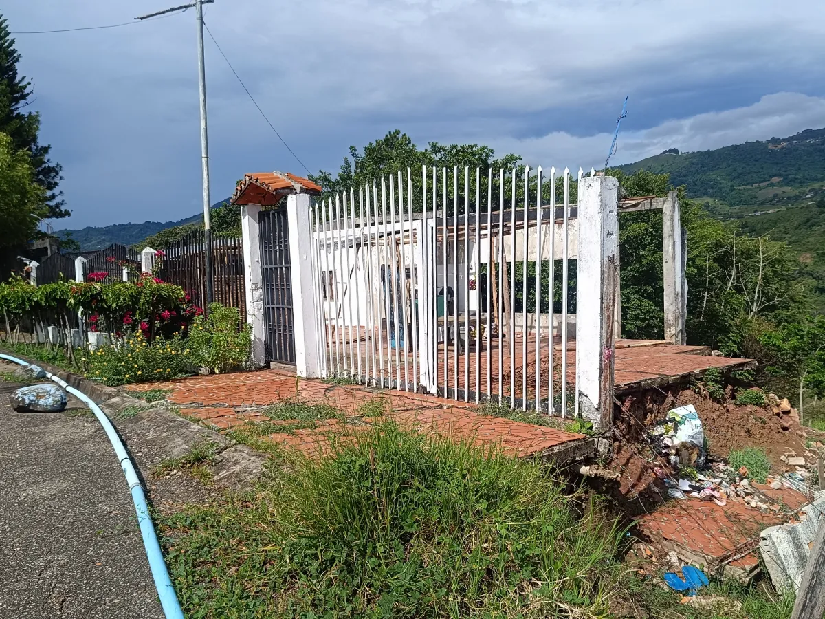 Vecinos de tres sectores de San Cristóbal temen quedar incomunicados por fallas en la vialidad 