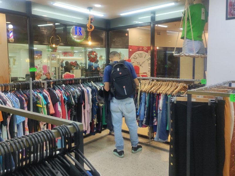 Caraqueños recurren a la ropa de segunda mano para salvar el “estreno” de Fin de Año