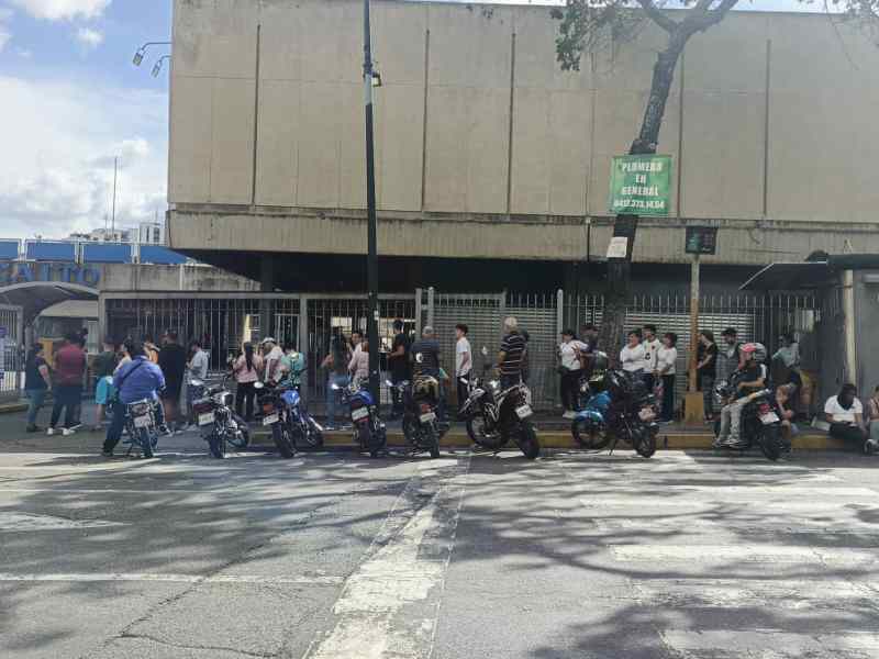 EN FOTOS | Caracas entre civiles armados y largas filas al día siguiente de la captura de Maduro