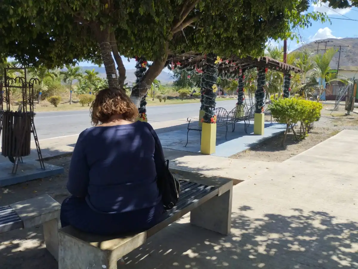 Parientes de detenidos en Tocorón esperan una breve llamada ante opacidad oficial por excarcelaciones