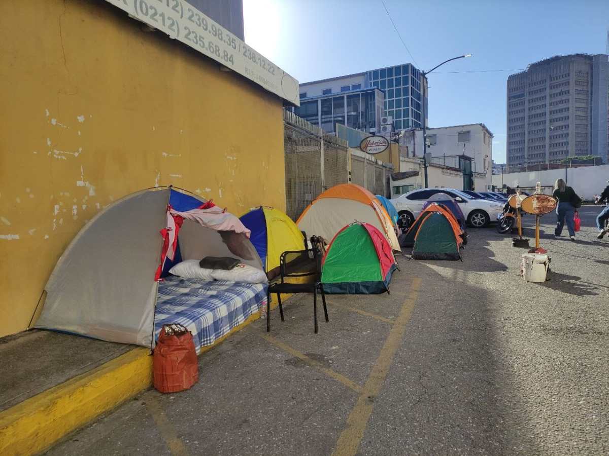 Amenazas marcan la permanencia de familiares de presos políticos en PNB de Boleíta