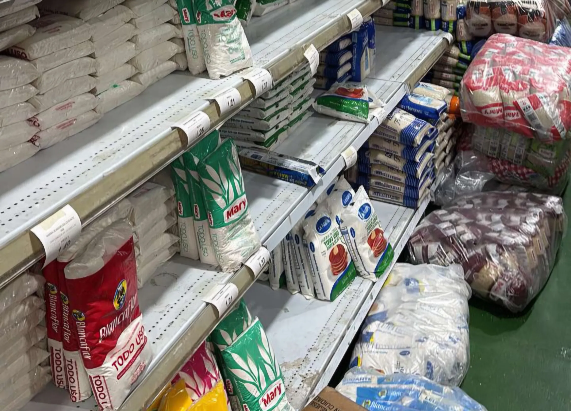 Guayaneses mantienen compras preventivas de alimentos tras hechos del 3 de enero