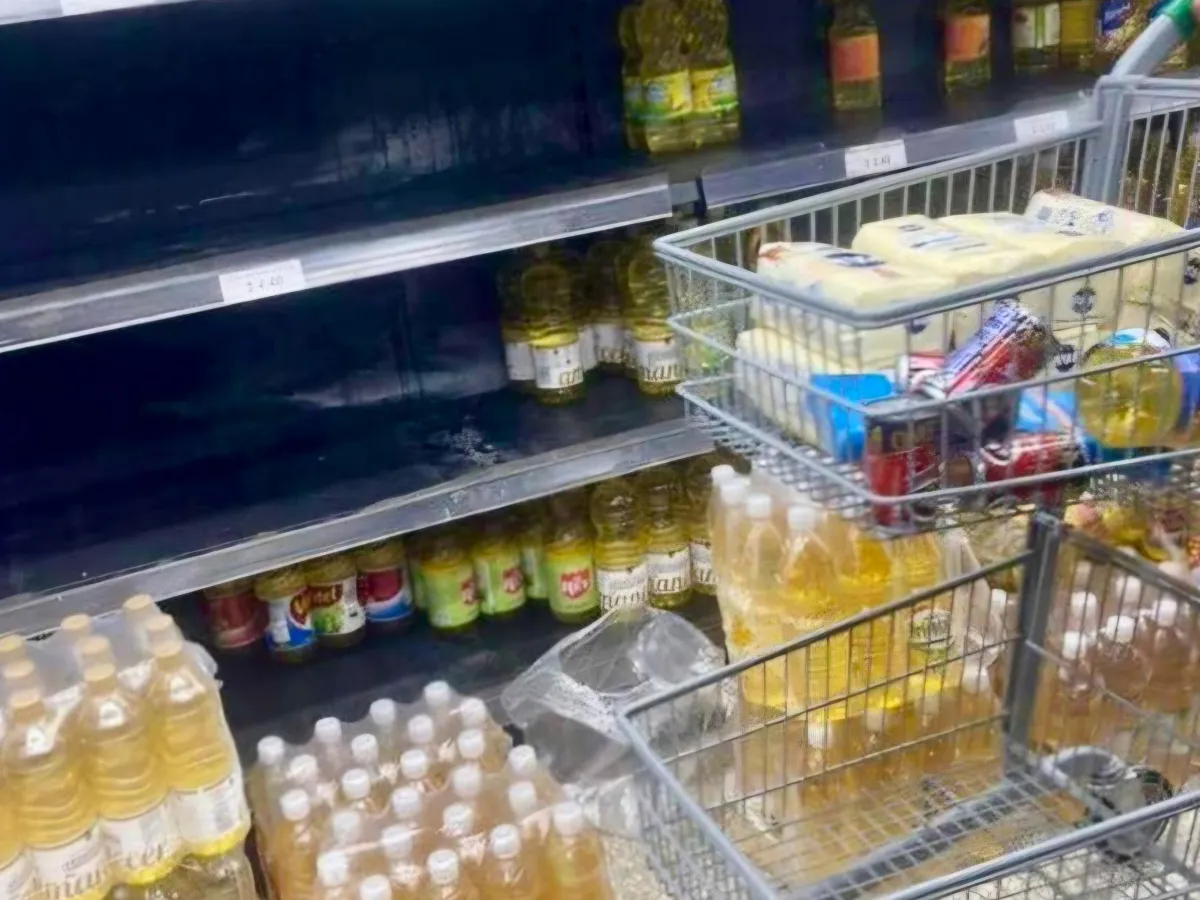 Guayaneses mantienen compras preventivas de alimentos tras bombardeo estadounidense