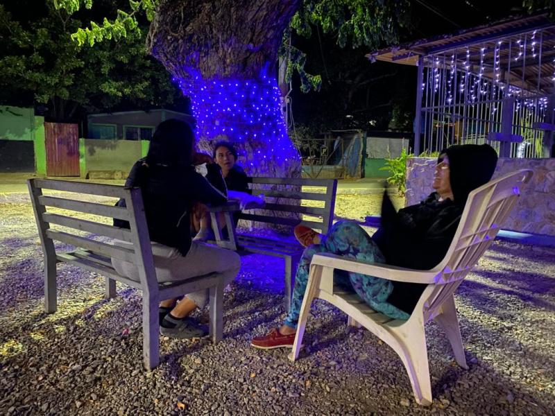 Entre oraciones y con frío las familias aguardan el regreso de los suyos frente a la cárcel de Tocorón