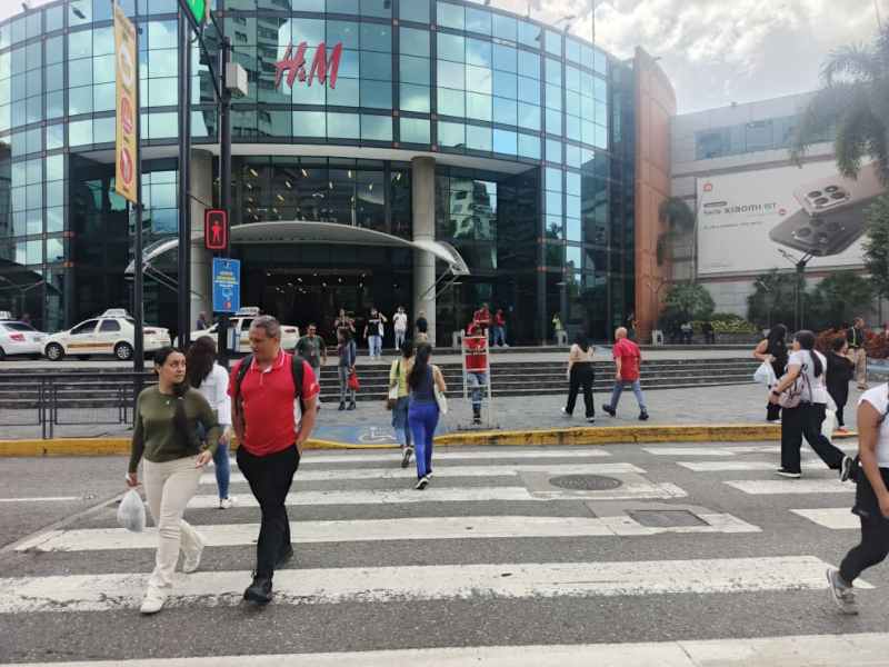 La necesidad le ganó al miedo: caraqueños retomaron sus labores a tres días del bombardeo