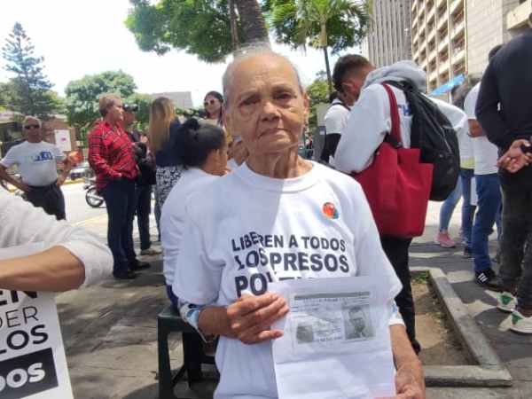 “No me lo han enseñado nunca”, madre de 81 años pide fe de vida de su hijo preso político